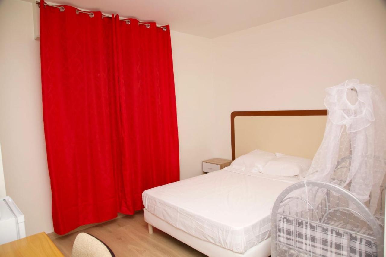 Hotel Le Privilege ลา คูร์เนิฟ ภายนอก รูปภาพ